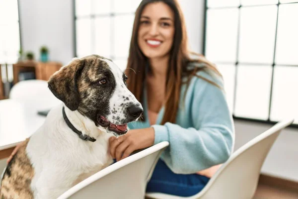 Jonge Vrouw Glimlachend Zelfverzekerd Zittend Tafel Met Hond Thuis — Stockfoto