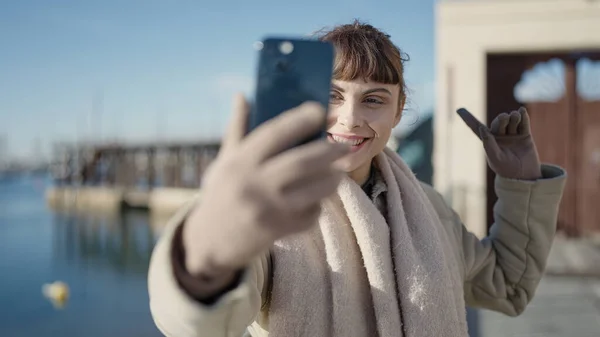 Jovem Mulher Caucasiana Tirar Foto Selfie Com Smartphone Beira Mar — Fotografia de Stock