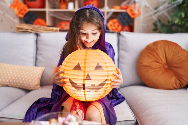 Imádnivaló Spanyol Lány Visel Halloween Jelmez Gazdaság Sütőtök Kosár Lámpa — Stock Fotó