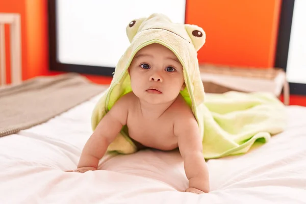 Adorável Criança Hispânica Vestindo Toalha Engraçada Deitada Cama Quarto — Fotografia de Stock