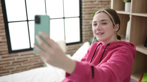 Young Blonde Woman Make Selfie Smartphone Sitting Bed Bedroom — Zdjęcie stockowe