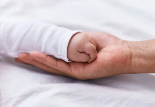 Adorável Criança Hispânica Deitada Cama Segurando Mão Mãe Quarto — Fotografia de Stock