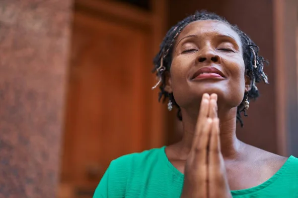 中年非洲裔美国妇女微笑着自信地在街上祈祷 — 图库照片