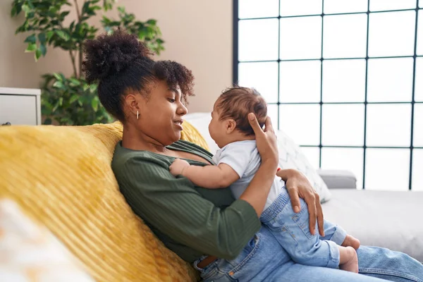 Madre Hijo Abrazándose Uno Otro Sentados Sofá Casa —  Fotos de Stock