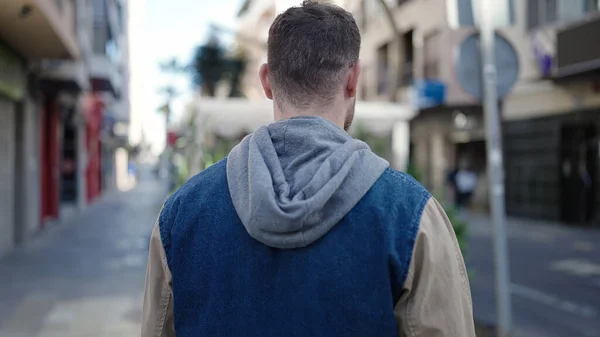 Young Caucasian Man Standing Backwards Street — Stockfoto