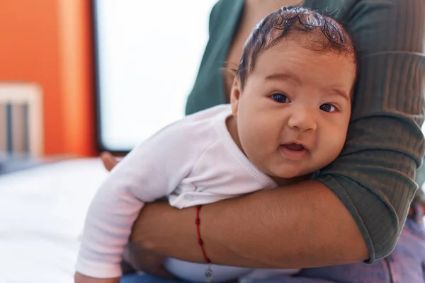 Adorable Bambin Hispanique Sur Les Bras Mère Maison — Photo