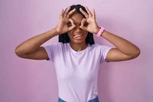 Afro Amerikaanse Vrouw Met Vlechten Roze Achtergrond Doet Gebaar Als — Stockfoto