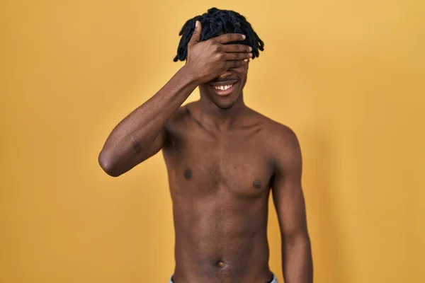 Jovem Africano Com Dreadlocks Sem Camisa Sorrindo Rindo Com Mão — Fotografia de Stock