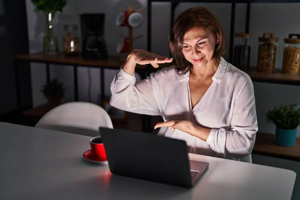 Latynoska Kobieta Średnim Wieku Używająca Laptopa Domu Nocy Gestykulująca Rękami — Zdjęcie stockowe