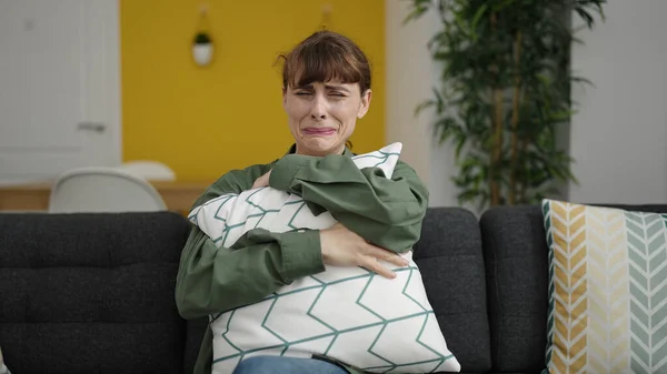 Young Caucasian Woman Crying Sitting Sofa Hugging Pillow Home — Foto de Stock