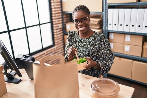 Afrika Kökenli Amerikalı Kadın Ecommerce Işçisi Ofiste Salata Yiyor — Stok fotoğraf