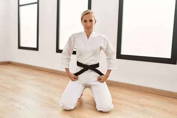Mujer Joven Caucásica Entrenando Karate Centro Deportivo — Foto de Stock