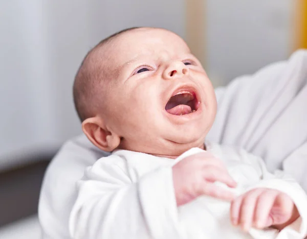 Adorável Bebê Caucasiano Chorando Nos Braços Mãe Casa — Fotografia de Stock