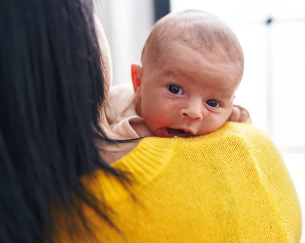 Adorable Caucasian Baby Mother Arms Home — Foto Stock