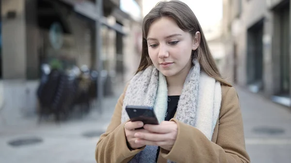 Jovem Loira Usando Smartphone Com Expressão Relaxada Rua — Fotografia de Stock