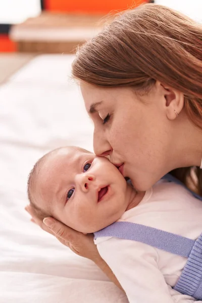 Anne Oğlu Yatakta Uzanıp Bebeği Öpüyor — Stok fotoğraf