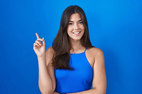 Hispanic Woman Standing Blue Background Big Smile Face Pointing Hand —  Fotos de Stock