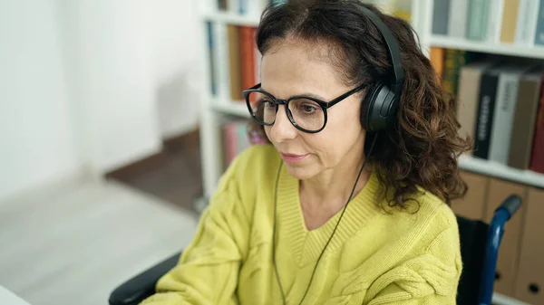 Middle Age Hispanic Woman Teacher Using Headphones Sitting Wheelchair Street — Stockfoto
