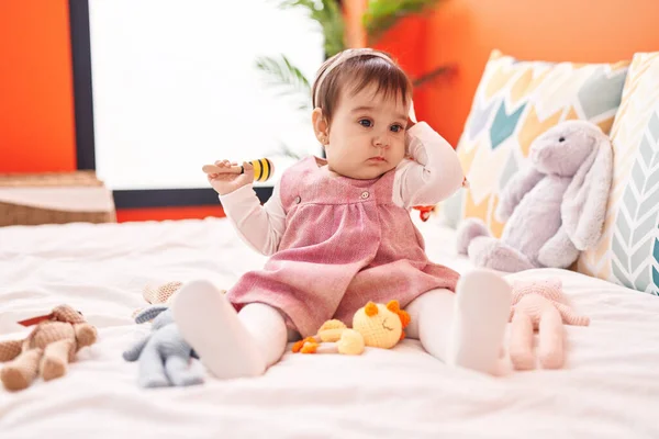 Entzückendes Hispanisches Baby Spielt Maraca Schlafzimmer — Stockfoto