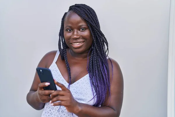 Donna Afroamericana Sorridente Fiducioso Utilizzando Smartphone Sfondo Bianco Isolato — Foto Stock