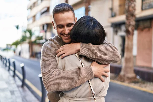 Άνδρας Και Γυναίκα Ζευγάρι Χαμογελούν Αυτοπεποίθηση Αγκαλιάζοντας Ένας Τον Άλλον — Φωτογραφία Αρχείου