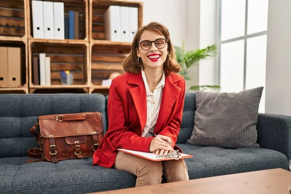 Young Caucasian Woman Psychologist Writing Clipboard Psychology Center — Stock Photo, Image