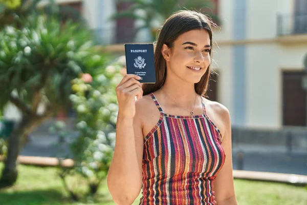 Νεαρή Όμορφη Ισπανόφωνη Γυναίκα Χαμογελά Αυτοπεποίθηση Κρατώντας Αμερικανικό Διαβατήριο Στο — Φωτογραφία Αρχείου