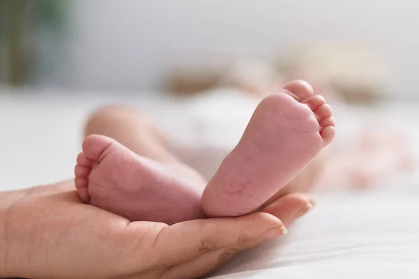 Adorável Bebê Hispânico Deitado Cama Com Massagem Nos Pés Quarto — Fotografia de Stock