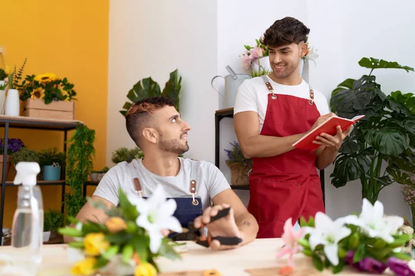 Two Hispanic Men Florists Cutting Stem Flower Writing Notebook Flower — Stock Photo, Image