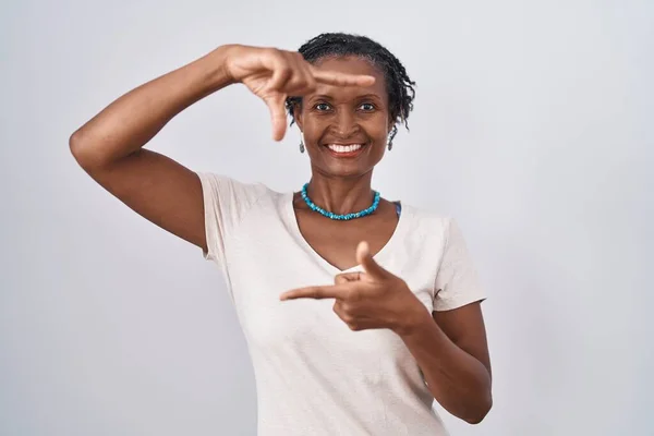 Αφρικανική Γυναίκα Dreadlocks Στέκεται Πάνω Από Λευκό Φόντο Χαμογελώντας Κάνοντας — Φωτογραφία Αρχείου