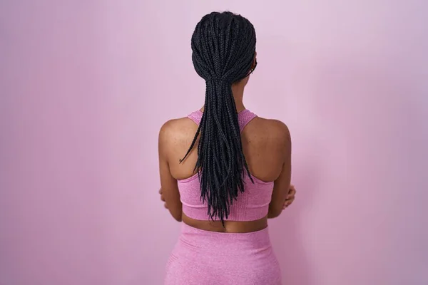Afro Amerikaanse Vrouw Met Vlechten Dragen Sportkleding Roze Achtergrond Staan — Stockfoto
