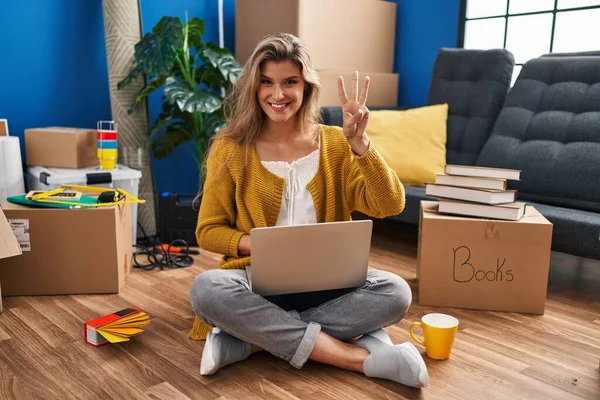 Young Woman Sitting Floor New Home Using Laptop Showing Pointing — Stok fotoğraf