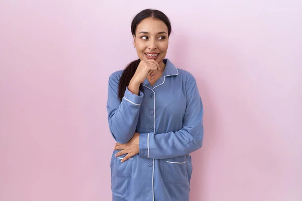 Mujer Árabe Joven Con Pijama Azul Con Mano Barbilla Pensando — Foto de Stock