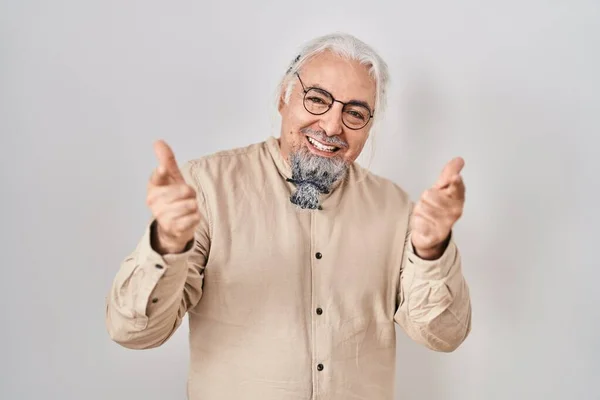 Zole Edilmiş Arka Planda Gri Saçlı Orta Yaşlı Bir Adam — Stok fotoğraf