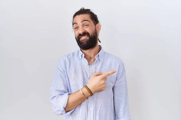 Hispanischer Mann Mit Bart Lässigem Hemd Der Besorgt Und Nervös — Stockfoto