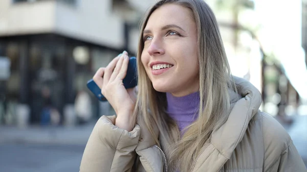 Young Blonde Woman Smiling Confident Listening Audio Message Smartphone Street — Fotografia de Stock
