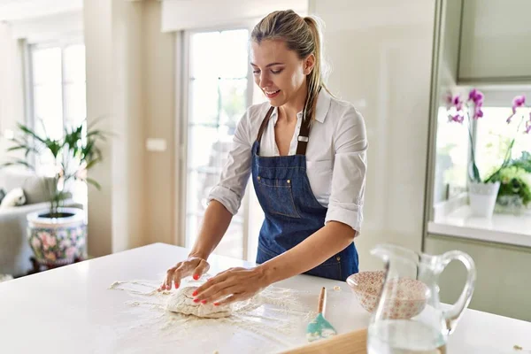 Jonge Blonde Vrouw Glimlachen Zelfverzekerd Maken Pizza Deeg Met Handen — Stockfoto