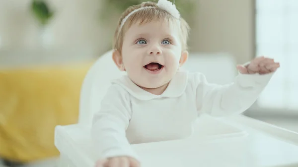 Adorável Bebê Loiro Sorrindo Confiante Sentado Cadeira Alta Casa — Fotografia de Stock
