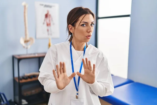 Young Brunette Woman Working Pain Recovery Clinic Moving Away Hands — Stock Photo, Image