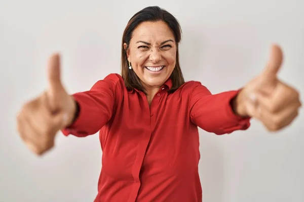 Hispanic Mogen Kvinna Står Över Vit Bakgrund Godkännande Gör Positiv — Stockfoto