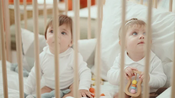 Deux Adorables Bébés Tenant Jouet Assis Sur Berceau Dans Chambre — Photo