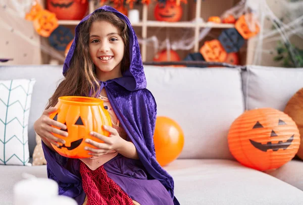 Adorable Chica Hispana Con Disfraz Halloween Sosteniendo Canasta Calabaza Casa —  Fotos de Stock