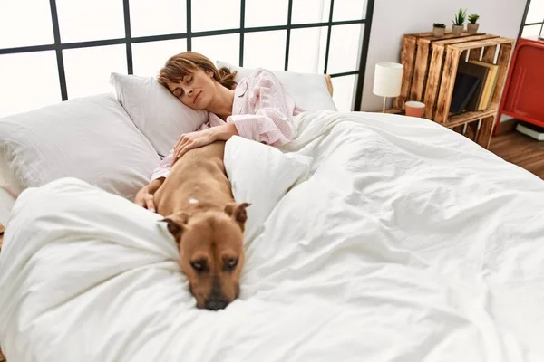 Joven Mujer Caucásica Durmiendo Acostada Cama Con Perro Dormitorio — Foto de Stock