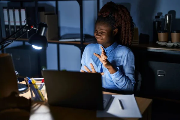 Afrikanerin Die Der Nacht Büro Arbeitet Angewidert Miene Ungehalten Und — Stockfoto