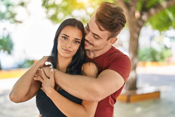 Man Woman Couple Smiling Confident Hugging Each Other Park — Stock fotografie
