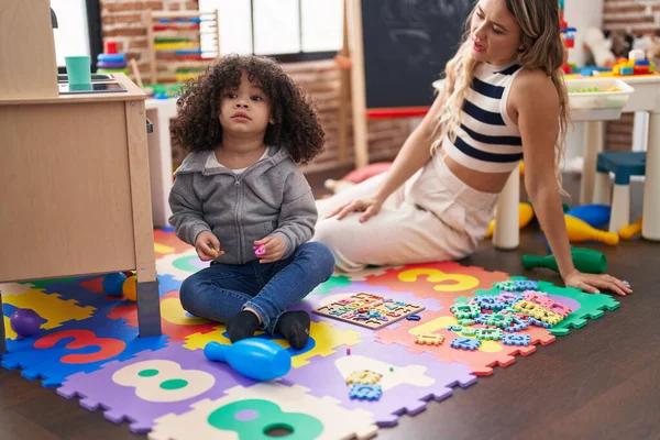 Teacher Toddler Playing Maths Puzzle Game Sitting Floor Kindergarten — Stock Photo, Image