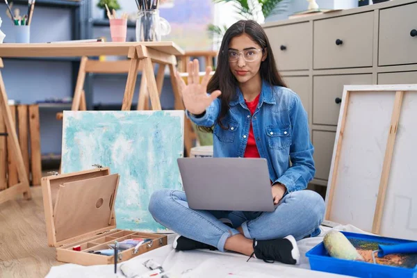 Jovem Adolescente Sentada Estúdio Arte Usando Laptop Com Mão Aberta — Fotografia de Stock