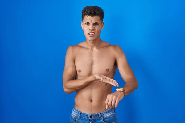 Jovem Hispânico Homem Sem Camisa Sobre Fundo Azul Com Pressa — Fotografia de Stock