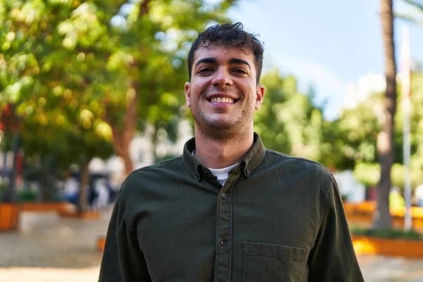 Mladý Hispánec Usmívá Sebevědomě Stojí Parku — Stock fotografie