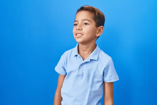 Mały Latynoski Chłopiec Luźnej Niebieskiej Koszuli Szuka Boku Relaks Poza — Zdjęcie stockowe